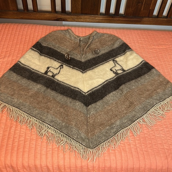 Vintage Quiaqueno Brown Tan Fringe Alpaca Llama Wool Poncho Pom Pom drawstring - Picture 14 of 15